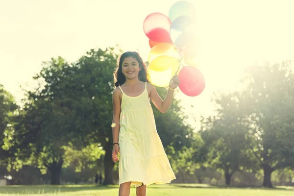 Kız balonlarla oynuyor. — Stok fotoğraf