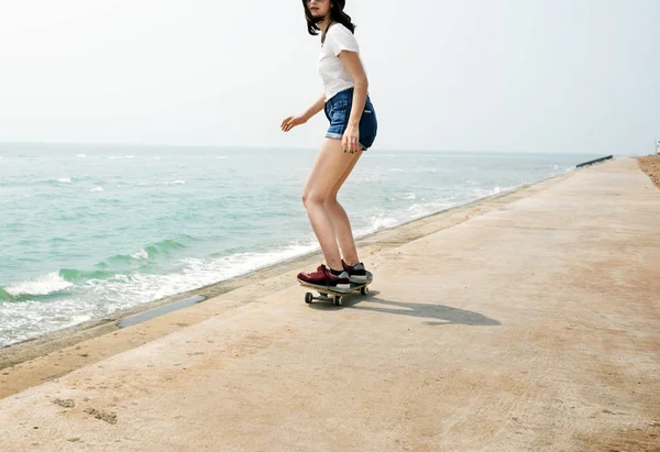 Fille en short équitation Skateboard — Photo