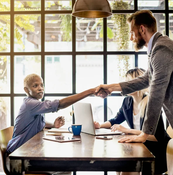 Business people shake hands in the office — Stock fotografie