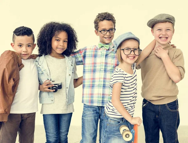 Lindos niños juegan juntos — Foto de Stock