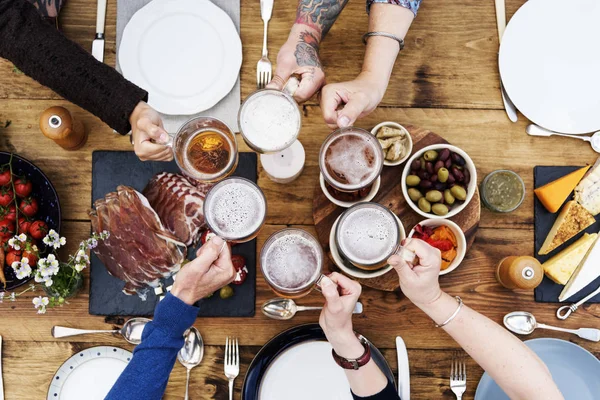 Gente celebrando y bebiendo cerveza — Foto de Stock