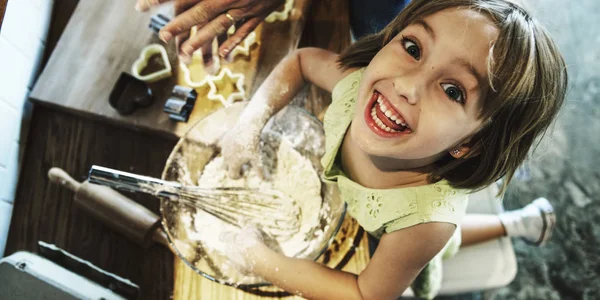 Dziewczyna co ciasto na domowe ciasteczka — Zdjęcie stockowe
