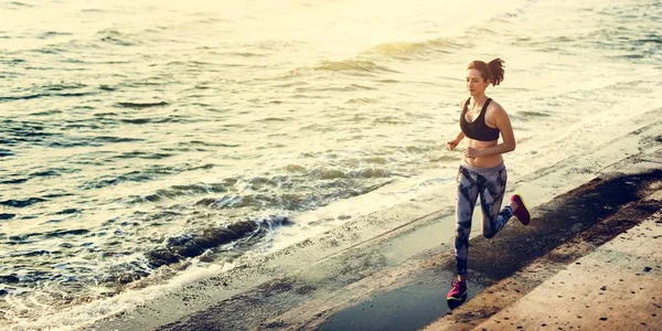 Mujer deportiva Correr en la playa —  Fotos de Stock