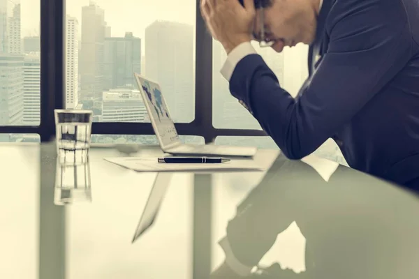 作業ストレスの多いビジネスマン — ストック写真