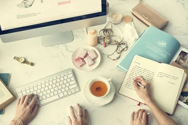 Woman working with computer — Stock Photo, Image