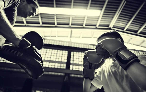 Menino de treinamento na escola esportiva — Fotografia de Stock