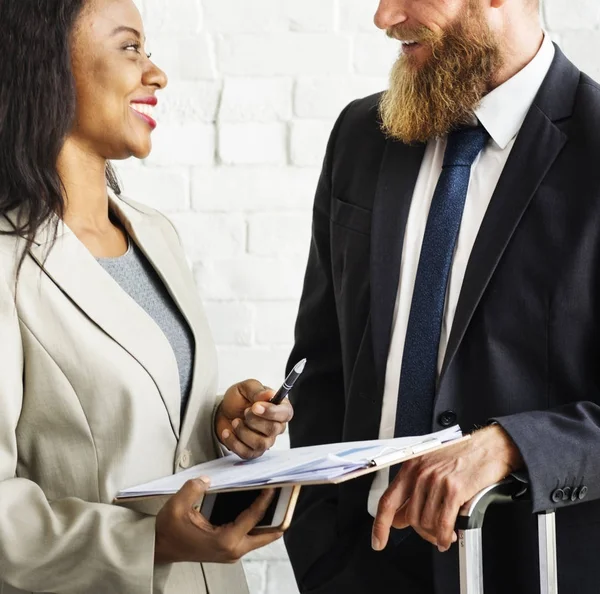 Affärsmän som arbetar med dokument — Stockfoto