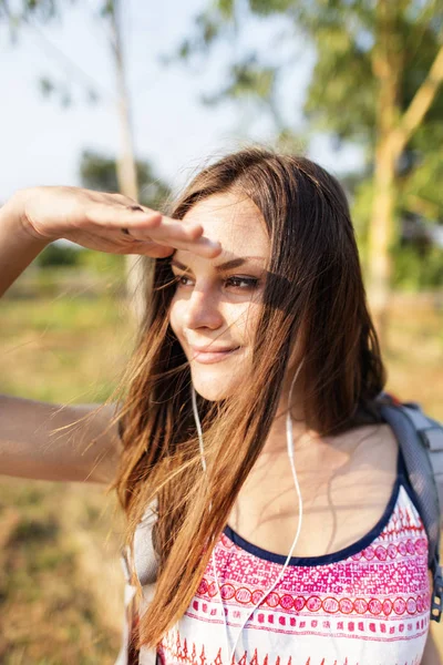 Chica viajera bonita escuchando música — Foto de Stock