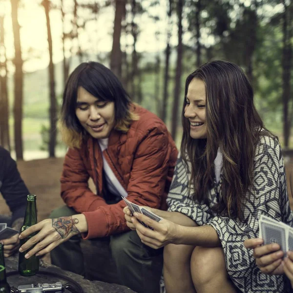 Jeunes amis voyageurs en forêt — Photo