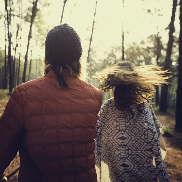 Пара тримає руки в лісі — стокове фото
