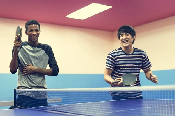 Amigos jugando ping pong — Foto de Stock