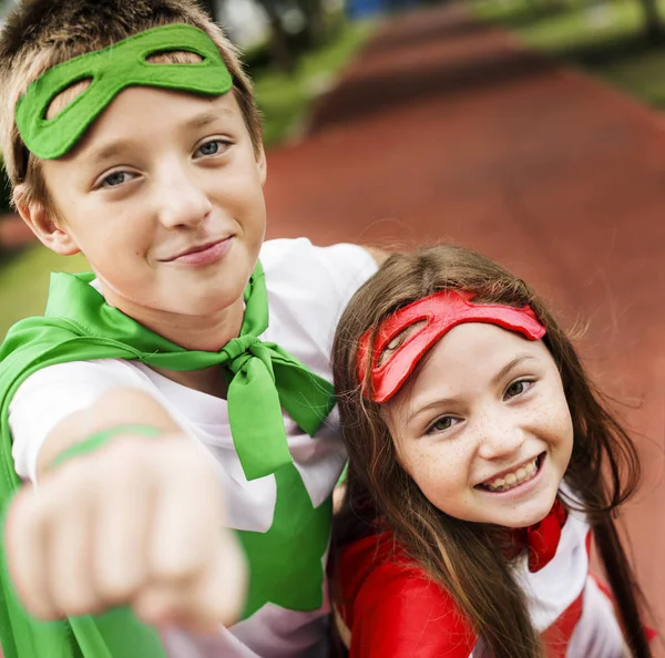 Enfants en costumes super héros — Photo