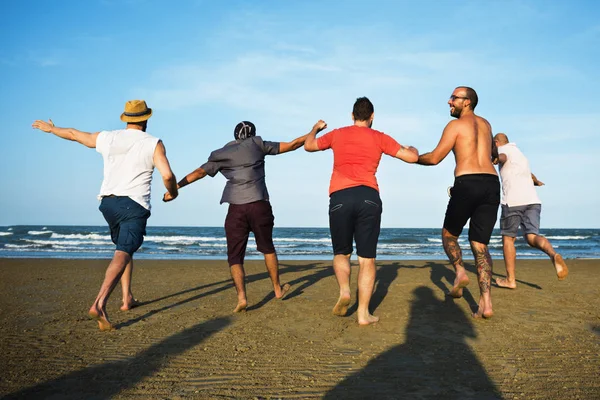 Jovens correndo no mar — Fotografia de Stock