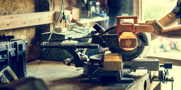Деревообработчик в мастерской — стоковое фото