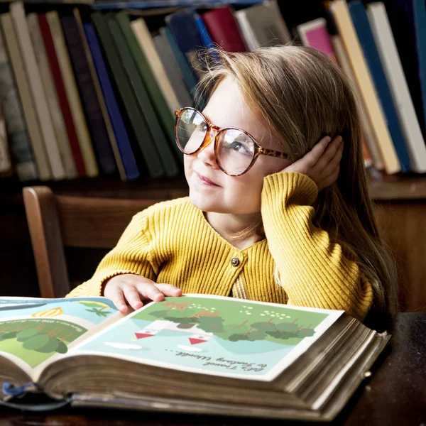 Adorável livro de leitura menina — Fotografia de Stock