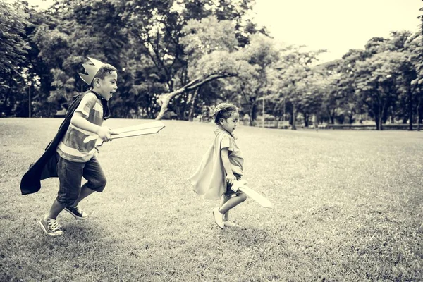 Bruder und Schwester im Park — Stockfoto