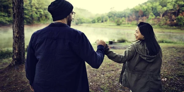 Pareja de viajeros sosteniendo las manos —  Fotos de Stock