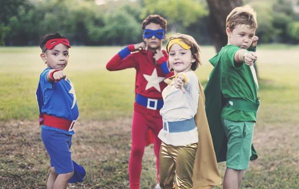 Superhéroe Niños jugando juntos — Foto de Stock