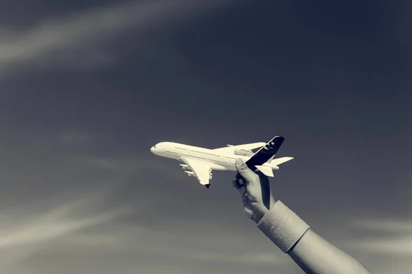 Menina brincando com avião de brinquedo — Fotografia de Stock