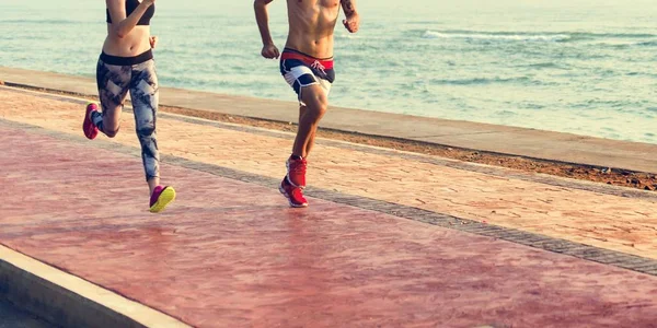 Pareja corriendo en la playa — Foto de Stock