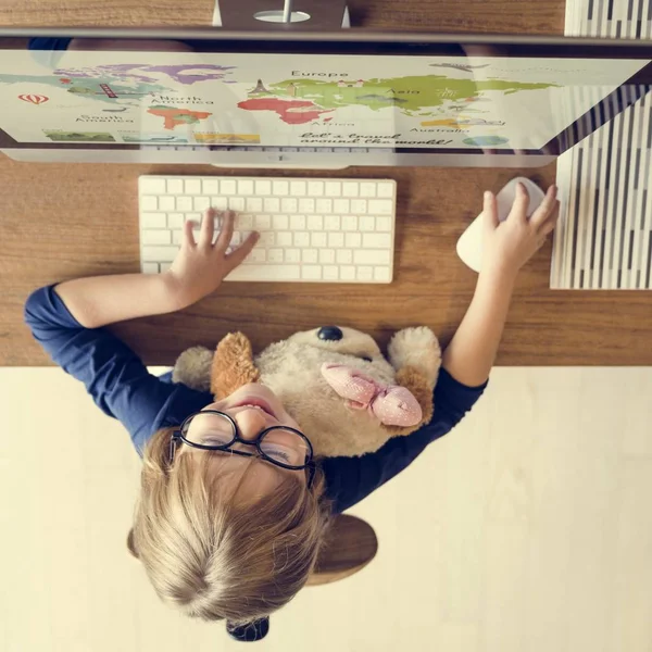 Little girl using computer — Stock Photo, Image