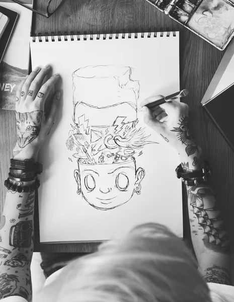 Vrouw met tatoeages tekening — Stockfoto