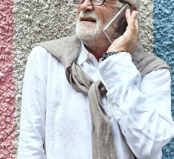 Senior Man Använda Smart telefon — Stockfoto