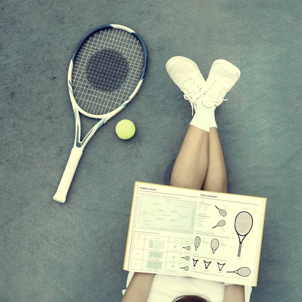 Vrouw Tennis leesboek — Stockfoto
