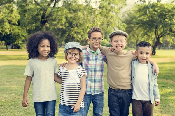 Les enfants jouent au parc — Photo