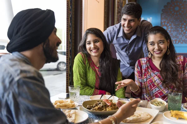 Hermosos amigos indios en el restaurante —  Fotos de Stock