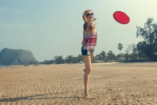 Fille jouer frisbee sur la plage — Photo