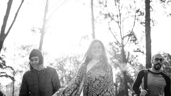 Amigos caminando por el bosque — Foto de Stock