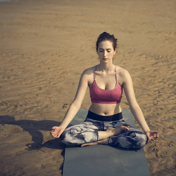 Mulher fazendo ioga na praia — Fotografia de Stock