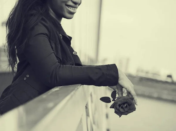 Mujer africana con rosa — Foto de Stock