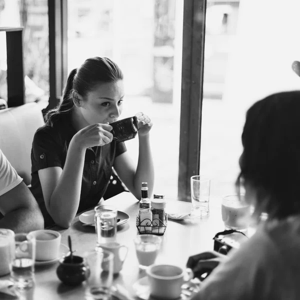 Pessoas bebendo café — Fotografia de Stock