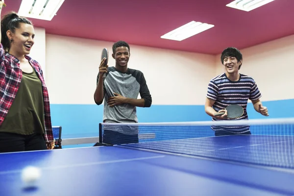 Amigos jogando Ping-Pong Sport — Fotografia de Stock