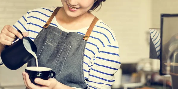 Mujer barista haciendo café capuchino —  Fotos de Stock