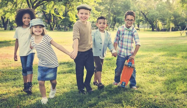 Copiii se distrează în parc — Fotografie, imagine de stoc