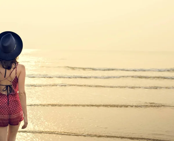Mulher bonita na praia — Fotografia de Stock