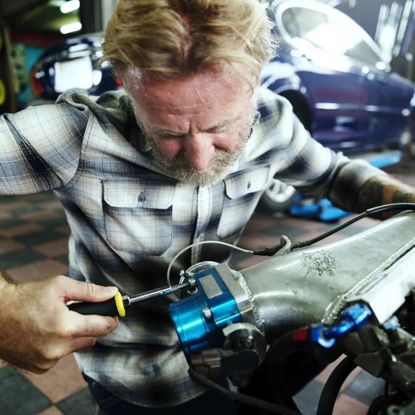 AR mechanik w garażu — Zdjęcie stockowe