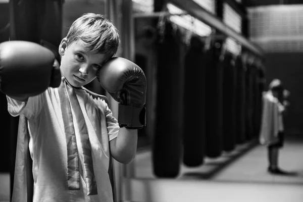 Supereroe ragazzo in guanti da boxe — Foto Stock