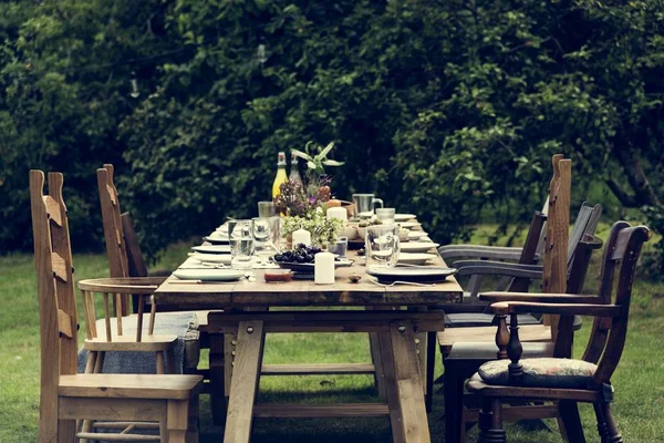 Tabel met eten voor de lunch geserveerd — Stockfoto