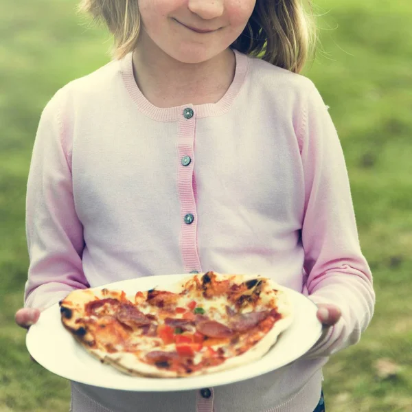Детская тарелка с пиццей — стоковое фото