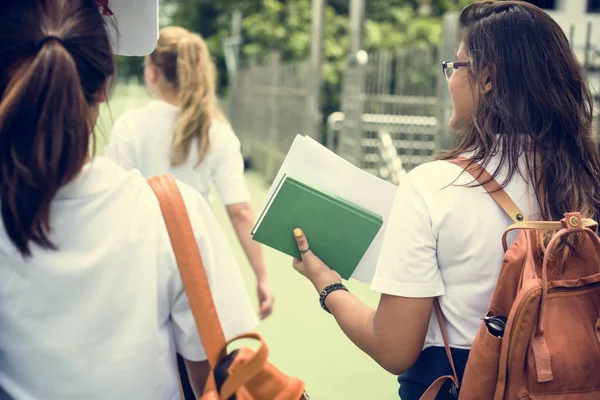 Estudante meninas andando na rua — Fotografia de Stock