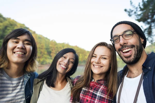 Unga vänner reser — Stockfoto