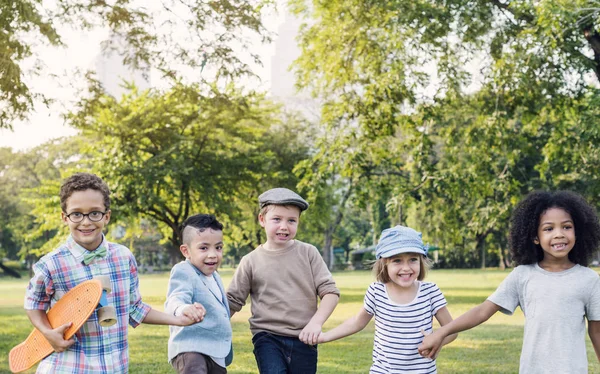 Barnen leker på park — Stockfoto