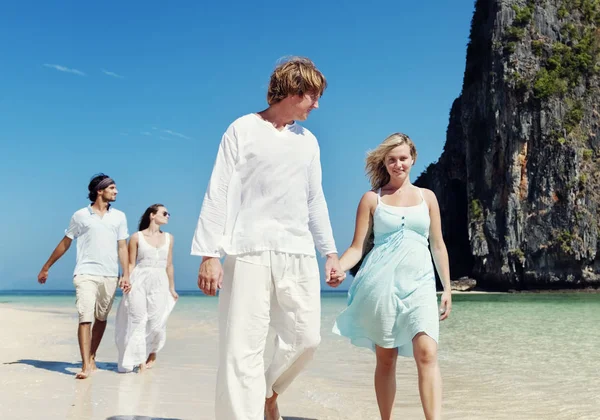 Couples marchant sur la plage — Photo