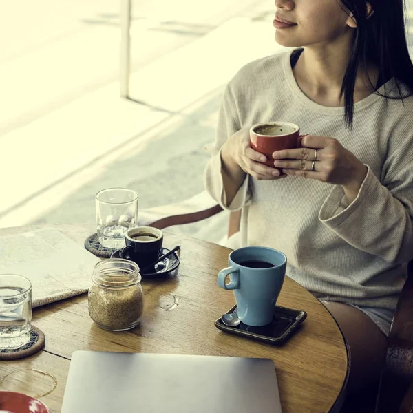 Mujer joven bebiendo café — Foto de Stock