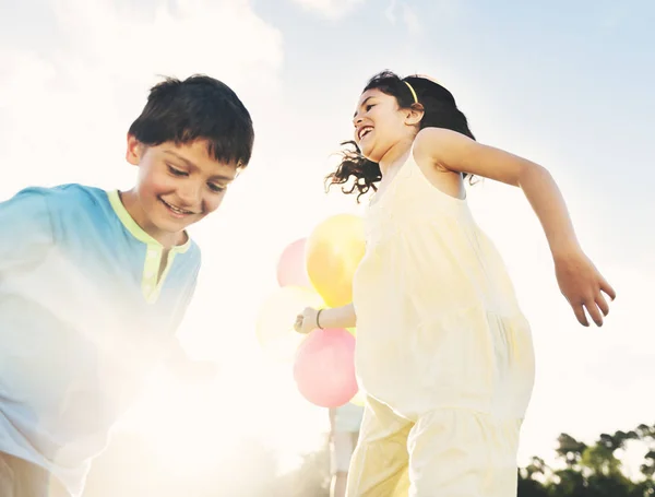 Niños jugando con globos —  Fotos de Stock