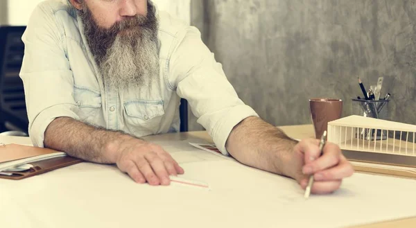 Arquiteto homem trabalhando com Blueprint — Fotografia de Stock